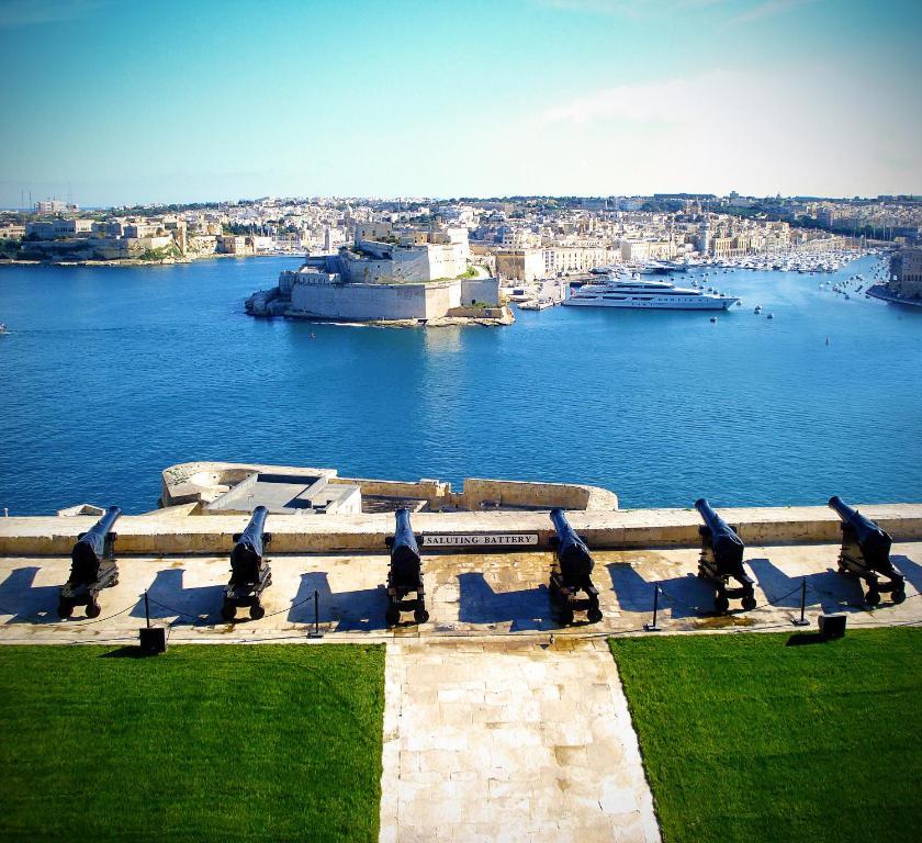 Spinola Bay Top Floor Seafront 3 Bedroom Apartment With Panoramic Sea Views - By Getawaysmalta Saint Julian's Екстер'єр фото